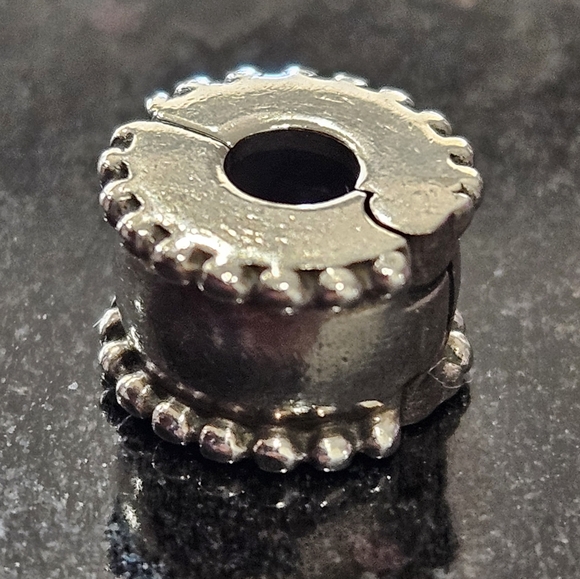 PANDORA Beveled Clip No. 790267 - Picture 2 of 3